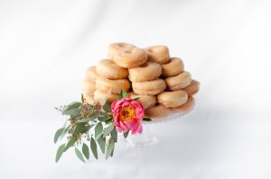 Pops-of-Plum-Styled-Shoot-Donut-Cake-0002-e1402343769535