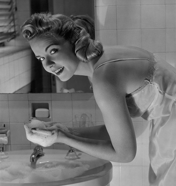 UNITED STATES - CIRCA 1950s: Woman washing face in sink. (Photo by George Marks/Retrofile/Getty Images)